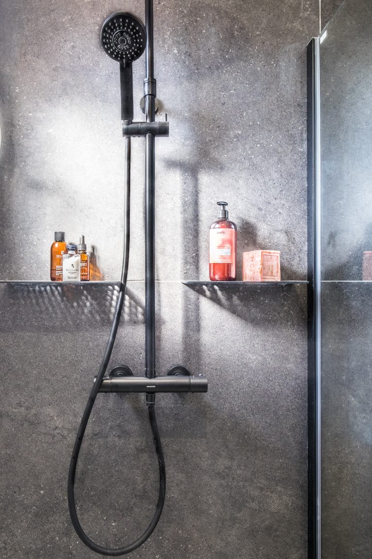 LES CATALPAS-16-anagramme-architecte-toulouse-renovation-douche-noire